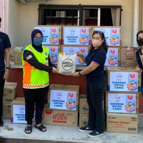 Gifts sending of various food items to the patients and frontliners at Kolej Rafflesia in Universiti Malaysia Sarawak (UNIMAS) and Institut Kemajuan Desa-INFRA Cawangan Sarawak
