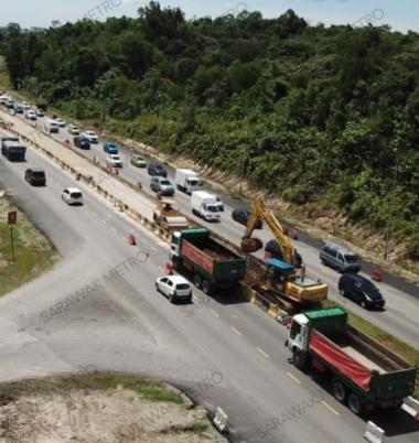 In preparation for the Proof-of-Concept Run at Kota Samarahan, which will take place along a 3km test route along the Kuching-Samarahan Expressway, infrastructure works and construction is ongoing for this section of the Blue Line for the Kuching Urban Transportation System (KUTS) Project. 