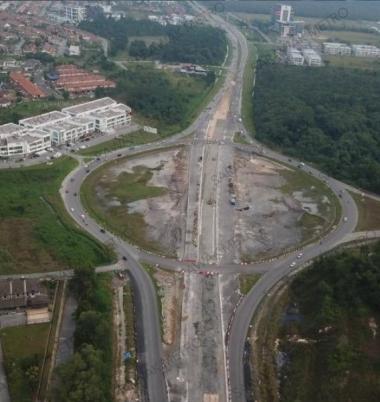In preparation for the Proof-of-Concept Run at Kota Samarahan, which will take place along a 3km test route along the Kuching-Samarahan Expressway, infrastructure works and construction is ongoing for this section of the Blue Line for the Kuching Urban Transportation System (KUTS) Project. Image showing Aerial view of Roundabout 3.