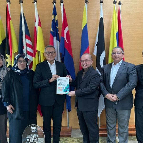 Meeting with Malaysian Green Technology And Climate Change Corporation, CEO Ts Shamsul Bahar Mohd Nor and his team as we work together to achieve the aspirations of 'green economic growth'