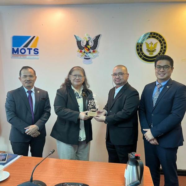 Our CEO Ts. Mazli Mustaffa, briefed the new Permanent Secretary to the Ministry of Transport Sarawak, Dato Ir. Alice Jawan Empaling on the latest progress of the Kuching Urban Transportation System (KUTS) project.