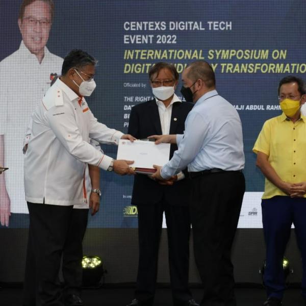 Sarawak Metro at the CENTEXS Digital Tech Event 2022: International Symposium on Digital Industry Transformation. Our CEO receiving a memento from CENTEXS Chairman Tan Sri Datuk Amar Haji Mohamad Morshidi Abdul Ghani, witnessed by the Right Honourable Pre