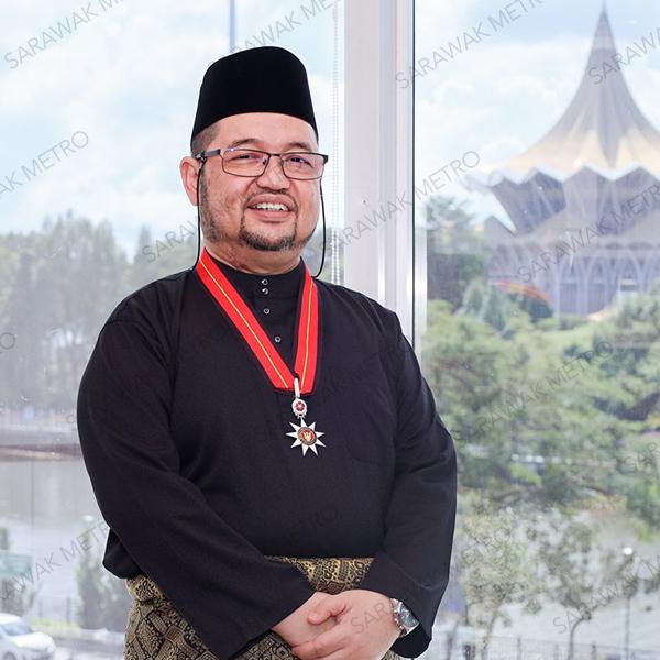  Sarawak Metro extends its sincere congratulations to our Chief Executive Officer, Yang Berusaha Ts. Mazli bin Mustaffa, on being conferred the Darjah Yang Amat Mulia Pegawai Bintang Sarawak (P.B.S).  This esteemed honor was graciously bestowed upon him by His Excellency, the Governor of Sarawak, Tun Pehin Sri Dr. Haji Wan Junaidi bin Tuanku Jaafar, in a prestigious ceremony held at Dewan Besar, Astana Negeri Sarawak earlier today.  His exemplary leadership and unwavering commitment continue to serve as an inspiration to us all. Congratulations on this well-deserved recognition.