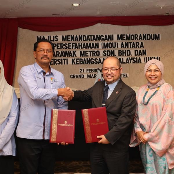 Sarawak Metro has inked an MoU with Universiti Kebangsaan Malaysia’s (UKM) Faculty of Law to explore collaborations on R&D activities in Sarawak. The MoU was signed in Kuching today by Sarawak Metro's CEO, Ts. Mazli Mustaffa and UKM’s Deputy Vice-Chancellor for Research & Innovation Affairs, Prof. Dato’ Dr. Wan Kamal Mujani.   Through this latest partnership, Sarawak Metro hoped to further enhance the collaboration between the industry and academia.
