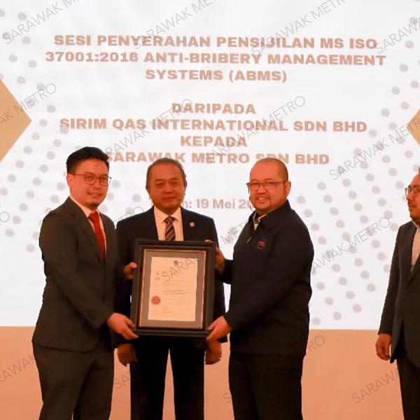 Sarawak Metro is proud to support ‘Advokasi Op Selamat Hari Raya 2025’, an initiative by IBRACO CREC JV Sdn Bhd, which aims to promote road safety during the festive season. Officiated by YB Senator Dato Ahmad bin Dato’ Sri Hj Ibrahim near our Rembus Depot construction site, this event brought together key stakeholders, including law enforcement, local authorities, and community leaders, to advocate for responsible driving. This Hari Raya, let’s do our part by slowing down, staying alert, and keeping our roads safe for everyone.