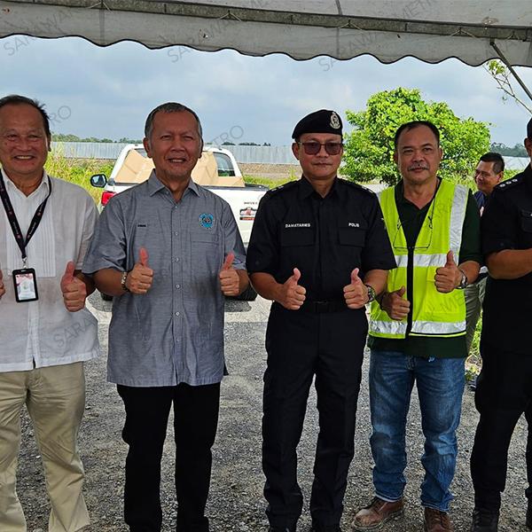 Sarawak Metro is proud to support ‘Advokasi Op Selamat Hari Raya 2025’, an initiative by IBRACO CREC JV Sdn Bhd, which aims to promote road safety during the festive season. Officiated by YB Senator Dato Ahmad bin Dato’ Sri Hj Ibrahim near our Rembus Depot construction site, this event brought together key stakeholders, including law enforcement, local authorities, and community leaders, to advocate for responsible driving. This Hari Raya, let’s do our part by slowing down, staying alert, and keeping our roads safe for everyone.