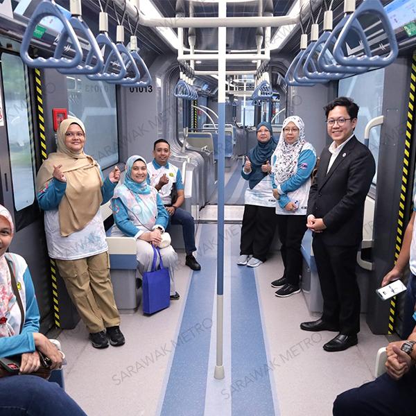 Sarawak Metro recently co-hosted a group of Public Works Department (JKR) officers, who are currently pursuing their Master of Sustainable Infrastructure from the Faculty of Artificial Intelligence, Universiti Teknologi Malaysia (UTM). We organised their visit to the Kuching ART Assembly Facility (KAAF), where they were able to observe the application of hydrogen technology in public transportation through the development of our Autonomous Rapid Transit (ART) vehicles under the Kuching Urban Transportation System (KUTS) project.