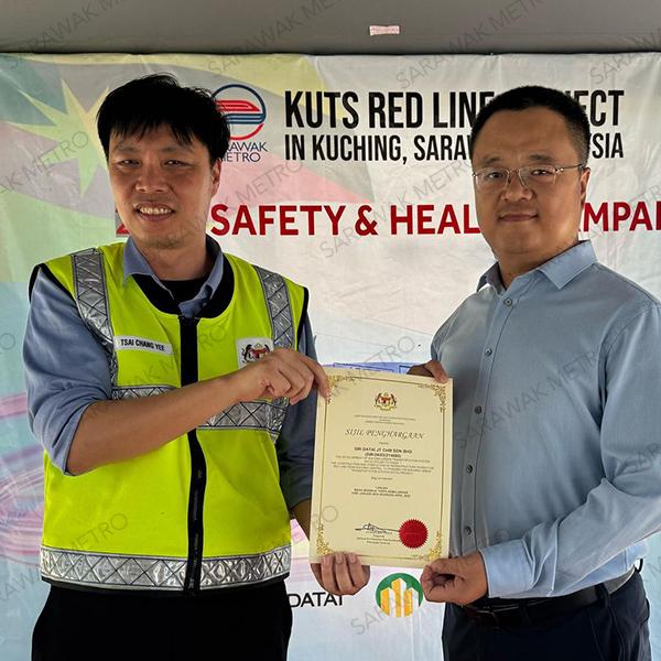 Sarawak Metro’s contractor for the Kuching Urban Transportation System (KUTS) Red Line, Sri Datai – JT JV Builder – CHEC Construction (SJCJV), proudly marked a significant safety milestone recently with the achievement of 1 million safe man-hours without Lost Time Injury (LTI). As recognition for SJCJV’s commitment to safe construction practices, the joint venture company was awarded commendations from both Sarawak Metro and the Department of Occupational Safety and Health (DOSH).