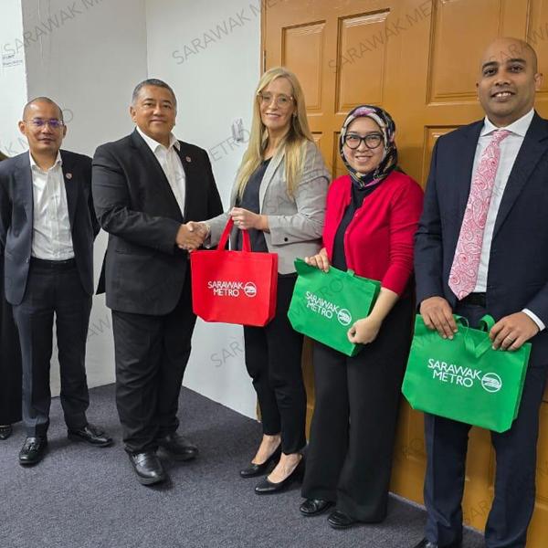 Sarawak Metro was honoured to welcome a delegation from the British High Commission in Malaysia, led by Francine Torbett, its Deputy Country Director for Trade. On hand to welcome them today were Kuching Urban Transportation System (KUTS) Project Director, Zafrin Zakariah and our Land Management and Business Development Acting Director, Farhan Fozian.