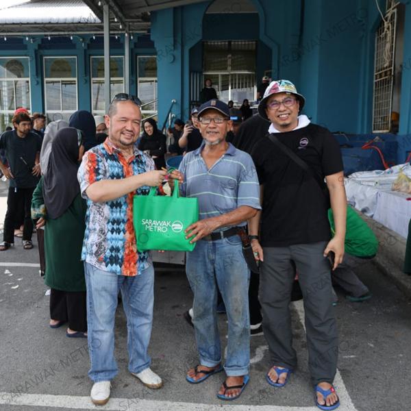 The corporate social responsibility (CSR) program was conducted at Masjid Darul Husnul Khatimah, where our team led by our CEO Ts. Mazli Mustaffa, together with congregants from the mosque prepared and packaged the sacrificial meat for distribution