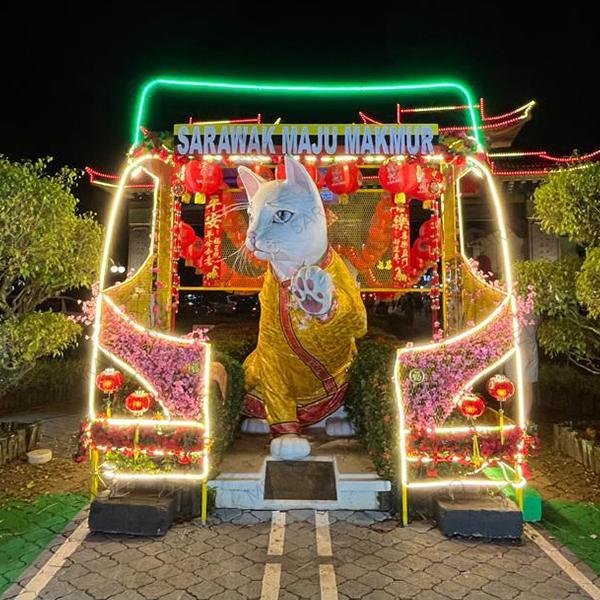 The decorations for Lunar New Year this year incorporates elements of our ART vehicle, making it seem as though the White Cat has taken on the role of an ART pilot, waving cheerfully to wish everyone a Happy New Year!  A big THANK YOU goes out ♥️ to Kuching South City Council for choosing the ART for the White Cat decoration theme.