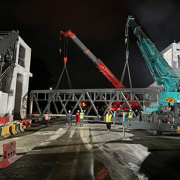 The first half of the pedestrian link bridge structure for our SM03 ART station in Kota Samarahan was successfully installed, recently. Installation of the second half of the link bridge structure will be carried out in the coming days. Located near the SALCRA office building and surrounded by residential areas, the station will serve as an important connectivity point linking Kota Samarahan and Kuching city.