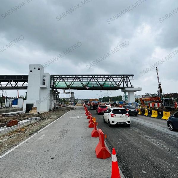 The median and right-hand side of our SM06 ART station is successfully connected with a link bridge structure – marking another significant progress in our KUTS project, especially for the Blue Line.  Located near La Promenade, this at-grade station in Kota Samarahan is one of the stations scheduled for completion this year, in line with the commencement of Stage 1 of our ART operations in the fourth quarter.