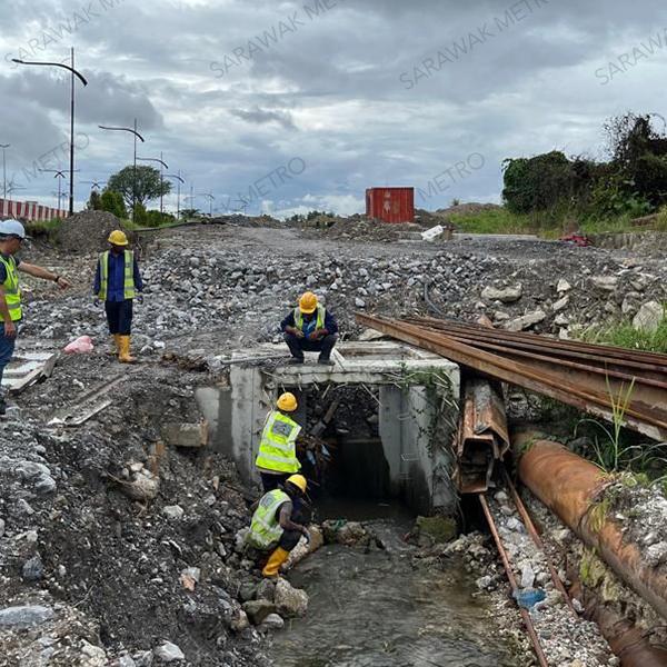 Together with our Red Line infrastructure contractor, we were on the ground near Borneo Garden, to assess the drainage issue in the area.  While the drainage issue in the area had long existed prior to our construction works, our project team and contractors continue to explore ways in which we can assist to ensure water will not overflow to the residential areas nearby whenever it rains heavily.