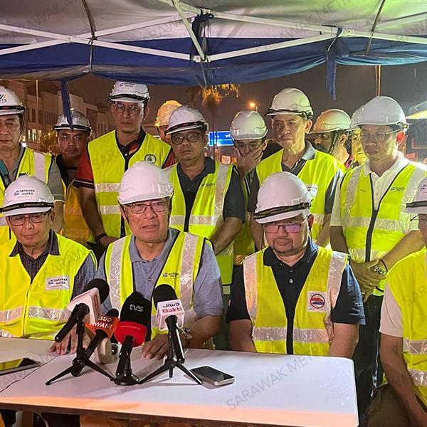 Update: The water supply has now slowly resumed in stages, after works to seal the 840mm MSCL water pipe at Jalan Tun Jugah was completed and the valve re-opened at 10:00pm. Minister for Utilities and Telecommunication Sarawak YB Dato Sri Julaihi Narawi, accompanied by our CEO, Ts. Mazli Mustaffa and Acting CEO of Sarawak Water, Malseni Jamal were at the site a while ago to inspect the progress of repair works and brief members of the media. Thank you to everyone involved in working tirelessly on the repair works, to ensure the water supply resumes as soon as possible.