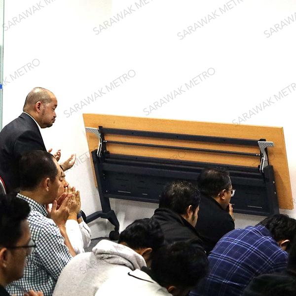Warga Sarawak Metro hari ini telah mengadakan solat hajat bagi mendoakan kejayaan dalam merealisasikan aspirasi Kerajaan Sarawak ke arah menjadikan Sarawak Metro salah sebuah Syarikat Milik Kerajaan Negeri (SOE) yang utama.  Aspirasi ini adalah selaras dengan objektif Sarawak Metro dalam mentransformasi mobiliti bandar di Sarawak seperti yang diumumkan oleh YAB Premier Sarawak ketika pelancaran Rancangan Malaysia Ke-13 (RMK13) Sarawak, pada bulan lepas.  Selain itu, solat hajat yang diadakan di pejabat Sarawak Metro hari ini juga turut mendoakan kejayaan Kerajaan Sarawak dalam menyelaraskan pengurusan projek infrastruktur utama serta menyelaraskannya dengan peranan lebih luas Pejabat Setiausaha Kewangan Negeri Sarawak (SFS) dalam memacu pelaburan dan pembangunan strategik.