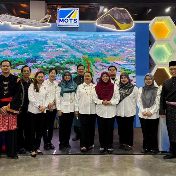 We’ll be at Lan Berambeh Anak Sarawak 2025 this weekend! Visit us at the Ministry of Transport Sarawak booth (M8 @ Sarawak Dreams Exhibition) to learn more about Sarawak’s journey towards a cleaner and more connected future through the Kuching Urban Transportation System (KUTS). ?Malaysia International Trade and Exhibition Centre (MITEC), Kuala Lumpur ? Saturday, 25 October 2025  ? 7.30 AM – 6.00 PM Jumpa kitak orang di sia!