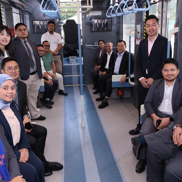 We recently had the opportunity to showcase our KUTS project to a delegation from the Perak state government, led by the Honourable Loh Sze Yee, who is the Perak EXCO Member for Tourism, Industry, Investment and Corridor Development.  We were honoured to share with them Sarawak Metro’s journey of modernising the public transport sector through the adoption of zero-emission hydrogen powered vehicles. The delegation also had the chance to ride our prototype ART vehicle – giving them a greater insight into Sarawak’s efforts in decarbonising the public transport network.